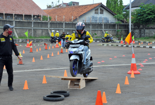 Forum Wartawan Otomotif mengadakan kegiatan Safety Riding Training 2021
