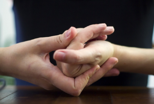 Bahaya Kah Sering Kretek Jari Tangan? Ini Penjelasannya