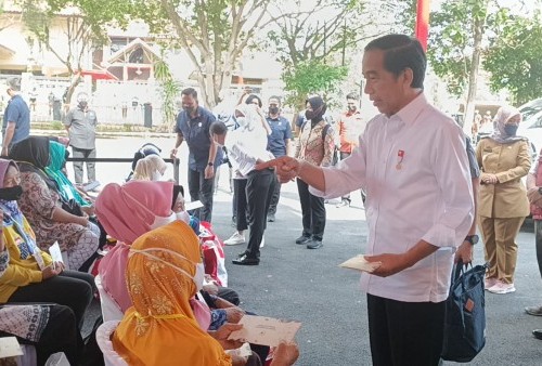 Presiden Jokowi Berikan Bantuan Berisikan Rp1,2 juta