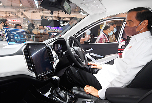 Almaz RS ‘Drive Unlimited Way’ mencuri perhatian Bapak Ir. H. Joko Widodo dalam kunjungannya di booth Wuling pada GIIAS 2021