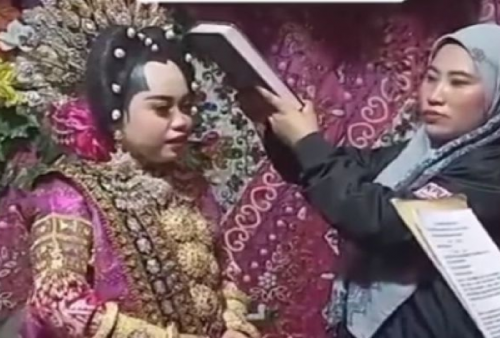 Kocak! Pengantin Viral Gegara Dilantik Jadi Anggota KPPS Saat Menikah