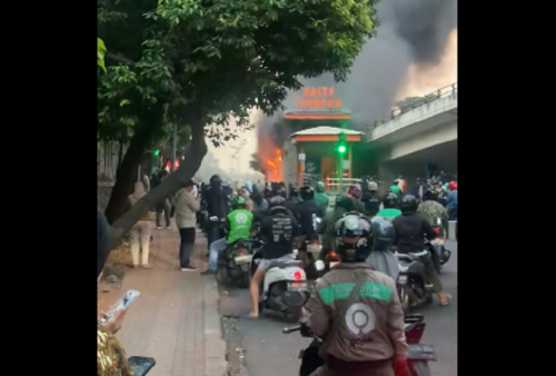 BREAKING! Kebakaran di Halte TransJakarta Tendean Sore Ini