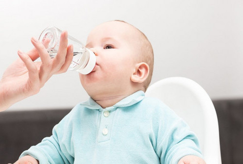Kapan Waktu yang Pas Memberikan Bayi Minum Air Putih?