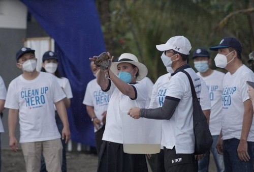 Suzuki Indomobil Sales Gelar Aksi Bersih-bersih Pantai Pangandaran Bareng Ibu Susi Pudjiasti dan Kaka Slank