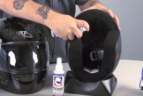 Helm Motor Basah karena Kehujanan? Coba Terapkan Tips Mencucinya Agar Tak Bau Apek