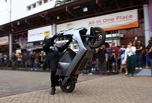 Gokil! Motor Listrik Yadea Diajak Freestyle di IIMS 2023