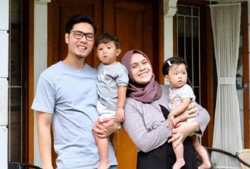 Meski Sudah Jadi Bapak Dua Anak, Rizky Kinos Masih Sering Disuapi Sang Ibu Saat Pulang Kampung