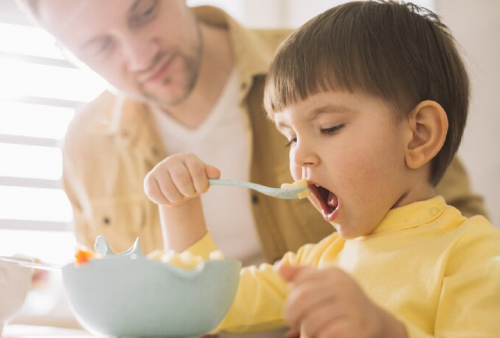 Si Kecil Mulai Susah Makan? Ini Cara Menambah Nafsu Makan Anak