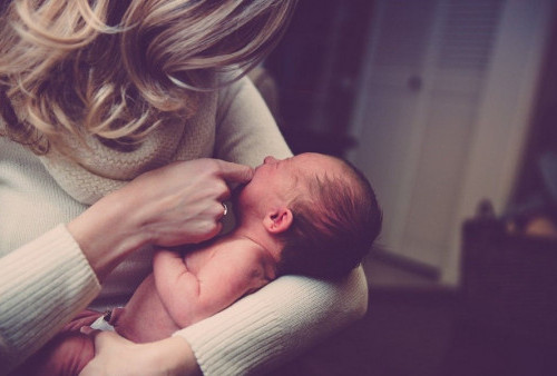 Pengakuan Aneh Seorang Emak-emak: 'Saya Lebih Suka Nonton Netflix, Menyesal Punya Bayi!'