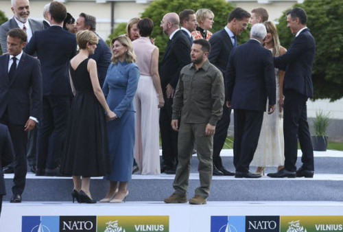 Viral Foto Zelensky Tak Punya Teman Ngobrol di KTT NATO