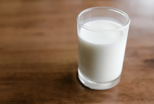Manfaat Minum Susu Sebelum Tidur: Meningkatkan Kualitas Tidur dan Kesehatan Tulang Anda!