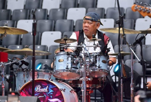 Gokil! Menteri PUPR Basuki Hadimuljono Jadi Drummer Band Cokelat di Peresmian Indonesia Arena