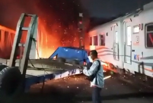 Kronologi Kereta Semarang Hantam Truk Hingga Meledak, Benarkah Sopir Nekat Terobos Palang Pintu?
