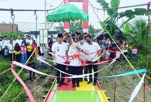 Bupati Tanggamus Resmikan Jembatan Gantung Sinar Pelangi di Pekon Negara Batin