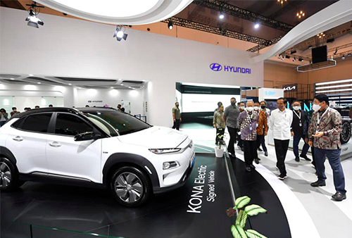 Presiden Republik Indonesia melihat secara langsung KONA Electric yang pernah ditandatangani beliau pada saat kunjungannya ke pabrik Hyundai Ulsan pada November 2019 lalu, yang ikut dipamerkan di Booth Hyundai pada GIIAS 2021