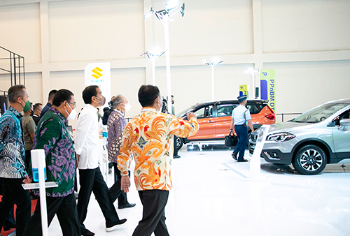 Presiden Republik Indonesia Jokowi berjalan di booth Suzuki Indomobil Sales di GIIAS 2021 (2)