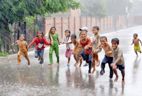 Jangan Dilarang! Mandi Hujan Sangat Bermanfaat Loh Buat Anak