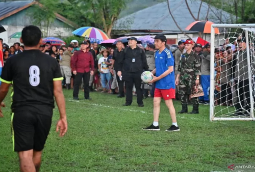Main Sepak Bola Saat Kunjungan Ke NTT, Jokowi: Saya Senang dan Gembira!