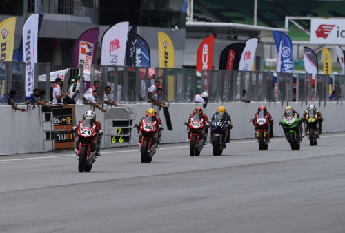 Dominasi Podium Juara, Pembalap AHRT Kumandangkan Indonesia Raya di Seri 4 ARRC 2022, Sepang