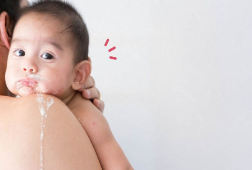 4 Cara Mengatasi Bayi yang Sering Gumoh, Moms Harus Tau Nih!