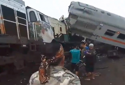 Kereta Api di Cicalengka Bandung 'Dua Orang Masih Terjebak'