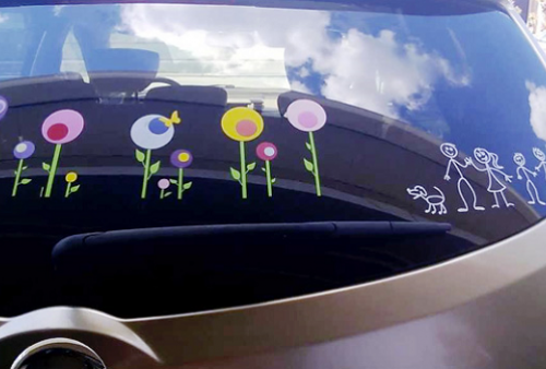 Tips membersihkan sticker di kaca mobil agar tidak lecet dan rusak