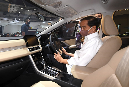 Presiden Republik Indonesia Jokowi dalam kabin salah satu produk Mitsubishi Motors krama Yudha Sales Indonesia pada GIIAS 2021