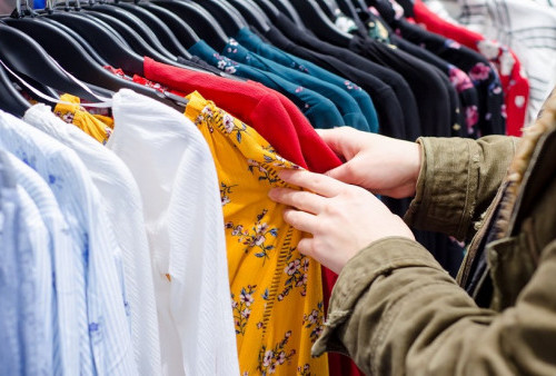Catat Cara yang Benar Saat Thrifting Pakaian Bekas, Jangan Lupa 'Cium Bajunya'