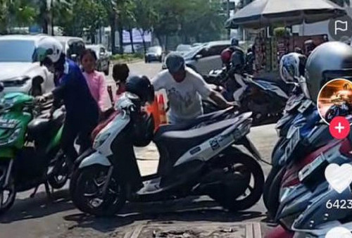 Viral, Tukang Parkir di Senayan Patokin Harga Parkir