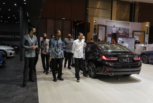 Presiden Republik Indonesia Jokowi di samping BMW The 3 pada Pavillion BMW Group Indonesia dalam ajang GIIAS 2021  