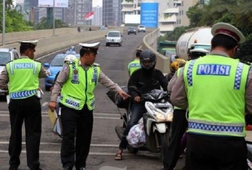 Cegah Pemotor Bawa Narkoba dan Senjata, Polisi Razia di Perbatasan Surabaya