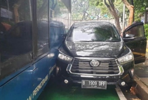 Lagi! Kecelakaan Kembali Terjadi di Jalur Busway, Bus Angkutan Berhimpitan dengan Sebuah Minibus, Netizen: Siapa yang Salah?