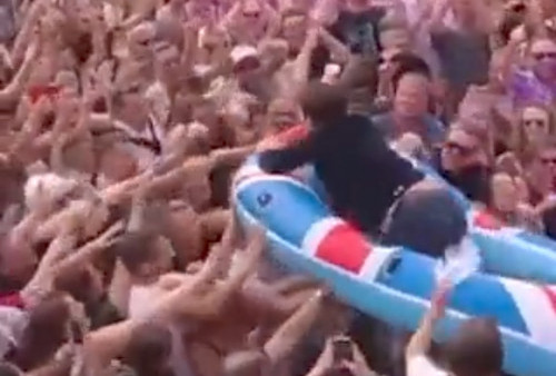 Wadaw! James Blunt Menggemparkan Fans di Festival Hyde Park Radio 2 dengan Selancar di Kerumunan Penonton