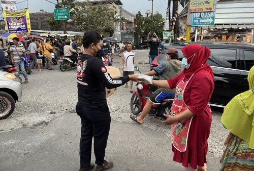 YRFI Bandung Ngabuburit Sambil Bersih-bersih Masjid dan Berbagi Takjil