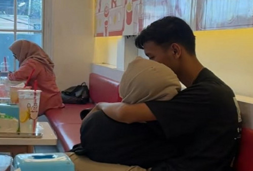 Viral Video Pasangan Muda-mudi Bermesraan di Kafe: 'Mending di Oyo Aja Dek!'