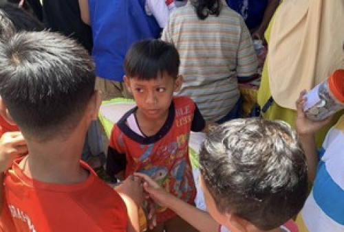 Anak-Anak dan Warga Banda Neira Ikut Serta dalam Penukaran Uang Bank Indonesia
