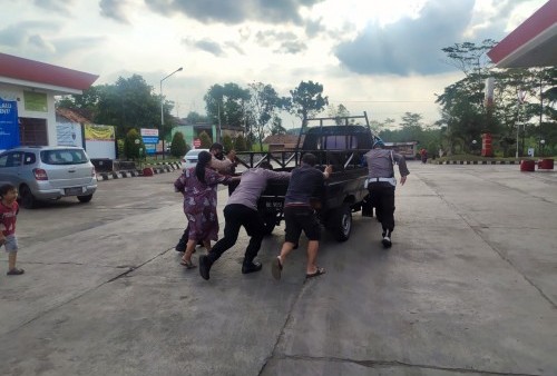 BBM Naik, Polisi Melakukan Pengamana di SPBU
