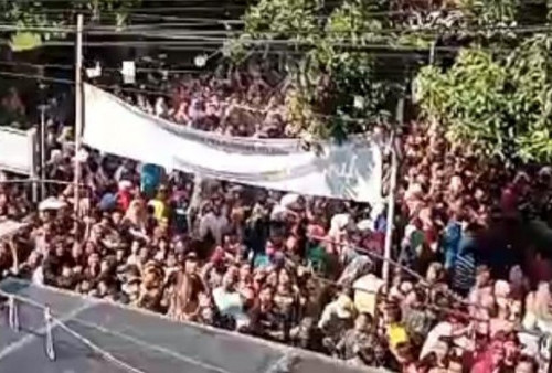 Diikuti Ribuan Orang, Bos Batik Pekalongan Sebar Uang 35 Juta di Jalanan! 4 Orang Pingsan