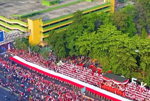Rayakan Kemerdekaan, Warga Adakan Kirab Merah Putih di Bekasi dengan Penuh Semangat