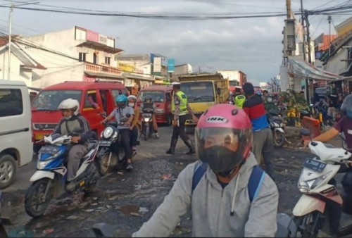Warga Banten Keluhkan Rusaknya Jalan Akibat Kebocoran Pipa PDAM Tirta Albantani, Kecelakaan Incar Pelajar dan Buruh!