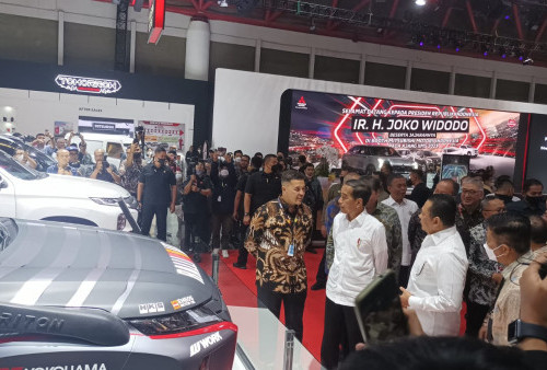 Kunjungi International Motor Show (IIMS) 2023, Jokowi: Tentu Saja Dahulukan yang Motor Dulu 