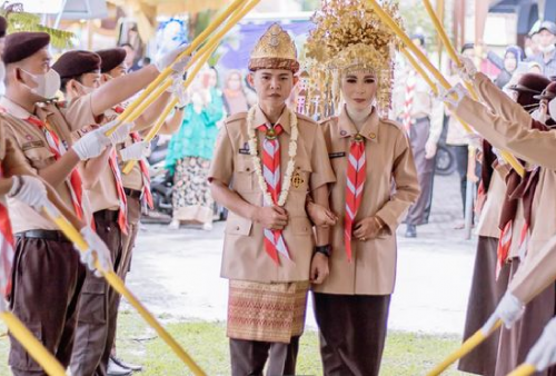 Agak Laen! Pengantin Ini Viral Usai Pakai Seragam Pramuka di Acara Pernikahannya, Netizen: Aya Aya Wae