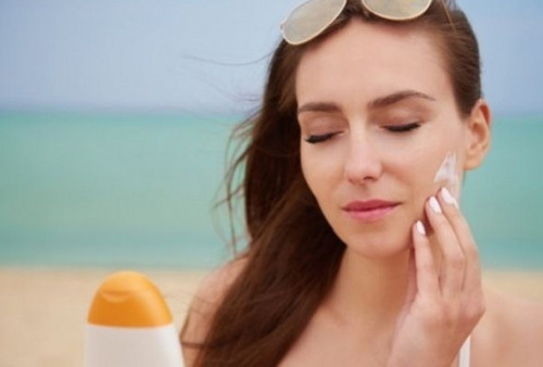 5 Cara Pilih Sunscreen untuk Kulit Berminyak, Ingat Kandungan Oil-free dan Water-based!