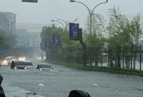 Parah! Makassar Terendam Banjir, Ketinggian Air Capai Leher Orang Dewasa