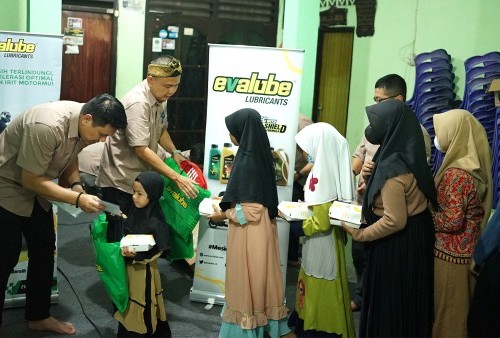 Evalube Tebar Kebaikan ke Panti Asuhan dan Mekanik Bengkel di Bulan Ramadhan