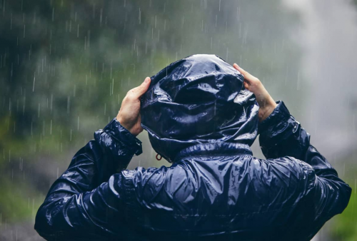 7 Rekomendasi Merk Jas Hujan Terbaik, Pas Buat Motoran Anti Tembus
