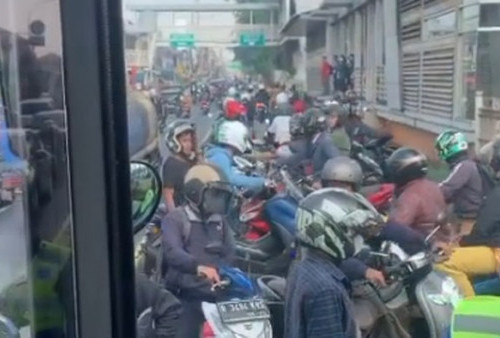 Nekat! Puluhan Pengendara Motor Lawan Arus di Jalur Transjakarta Jatinegara Saat Razia Polisi!