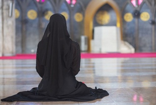 Wanita Lebih Baik Shalat Tarawih di Masjid atau di Rumah? Begini Hukum dan Adabnya