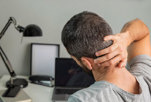 3 Cara Jitu Mengatasi Sakit Salah Bantal, Sembuhkan Leher yang Nyeri