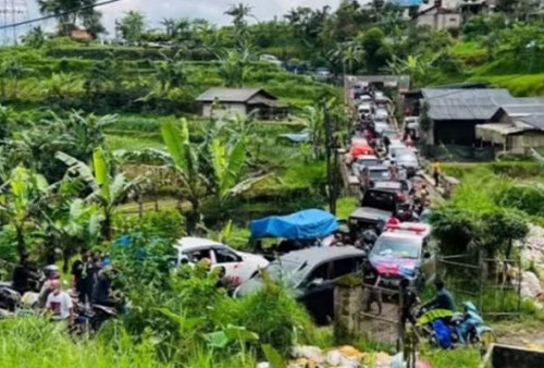Ridwan Kamil Imbau Masyarakat Tak Lakukan Wisata Bencana Gempa Cianjur: Bantuan 1 Mobil yang Antar 8!